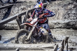 Walker remporte la Red Bull Romaniacs - crédit photo : Predrag Vuckovic/Red Bull Content Pool