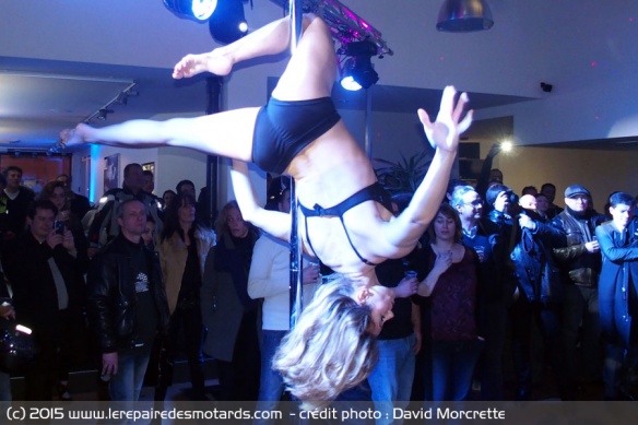 Jeune femme musclée à la barre