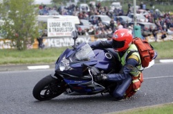 Motard et chirurgien, John Hinds mettait parfois plus de gaz que les pilotes qu'il secourait.
