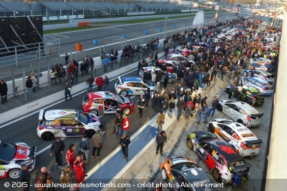 La pit lane est ouverte, mais l'attroupement ne se forme qu'autour d'un seul pilote...