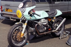 Moto pastel customisée