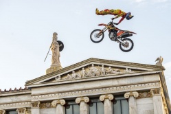 X-Fighters : Renner chauffe Athènes - Crédit photo : Predrag Vuckovic/Red Bull Content Pool