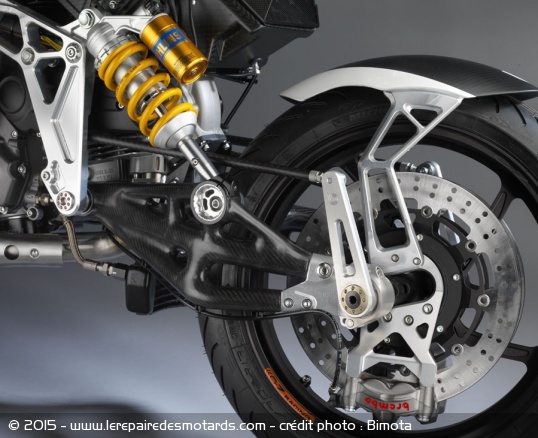 Les bras oscillants en carbone permettent de gérer la hauteur de la moto sur +/- 23mm Les bras oscillants en carbone permettent de gérer la hauteur de la moto sur +/- 23mm