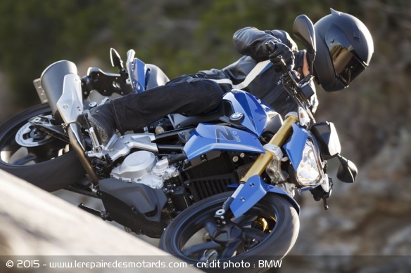Fourche inversée, étrier radial à 4 pistons... le roadster bénéficie d'équipements valorisants