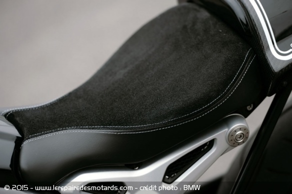 La selle est réalisée en cuir La selle est réalisée en cuir