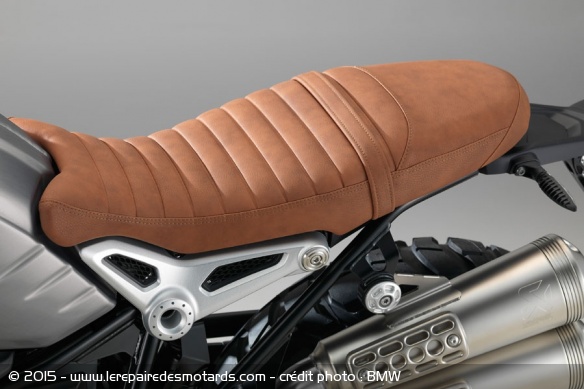La selle surpiquée du scrambler La selle surpiquée du scrambler