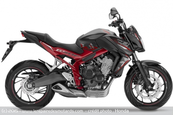 La CB650F en version rouge et noir La CB650F en version rouge et noir
