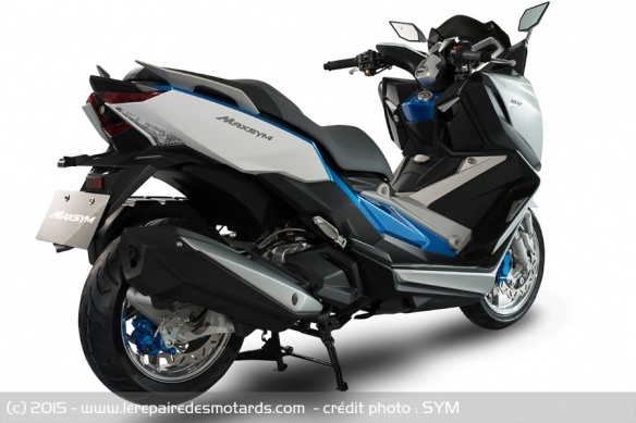 Ce concept mêle des éléments de moto et de scooter Ce concept mêle des éléments de moto et de scooter