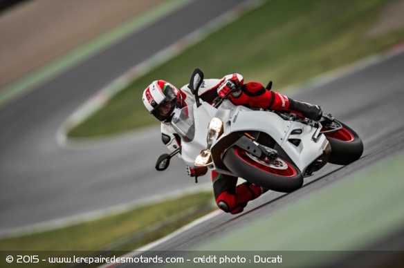 Ducati 959 Panigale blanche action