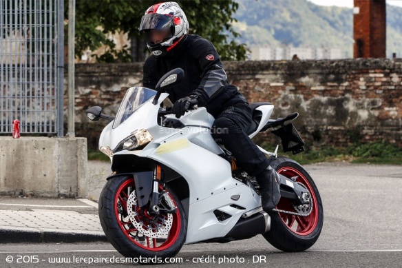 La 959 reprend le style de la 1299 sur les phares et le carénage