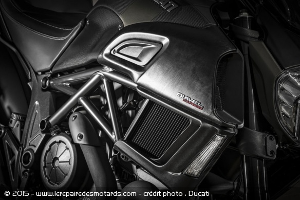 Le cadre reçoit une peinture Dark Chrome