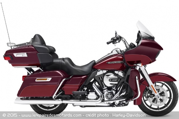 Le Road Glide Ultra dans sa version rouge deux tons Le Road Glide Ultra dans sa version rouge deux tons