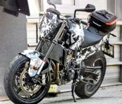 Une KTM Duke 790 en approche - crédit photo : DR