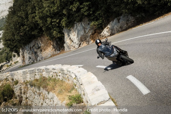 Le scooter nippon se pare de nouvelles suspensions