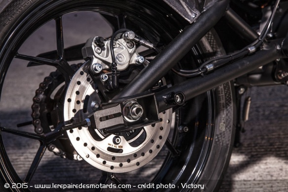 Le freinage est assuré par des étriers Brembo à l'avant et à l'arrière
