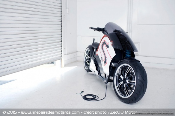 Reprenant le moteur des Zero, la Zec00 se recharge entre 4h et 8h