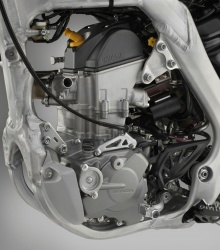 Le moteur Unicam 4 gagne en puissance et couple sur la 250 - crédit photo : Honda