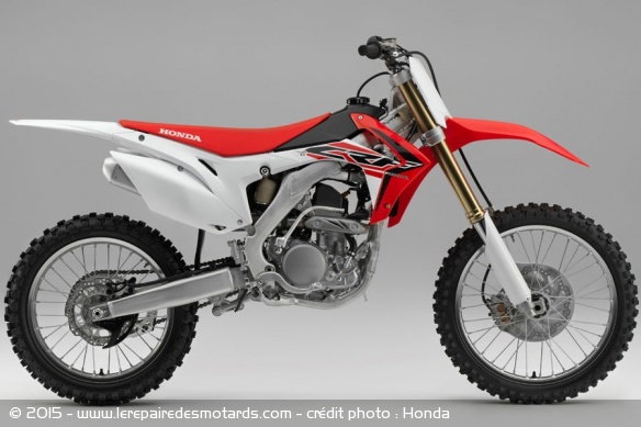 La 250 hérite également de quelques modification au niveau de la suspension avant