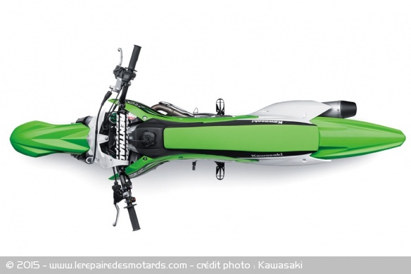La moto reste le plus compacte possible