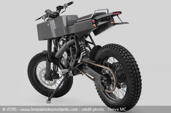 Les feux tranchent avec le design général de la moto