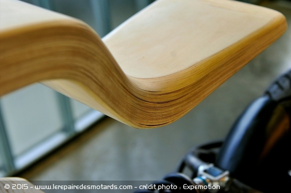 La selle est constituée de 80 feuilles de bois