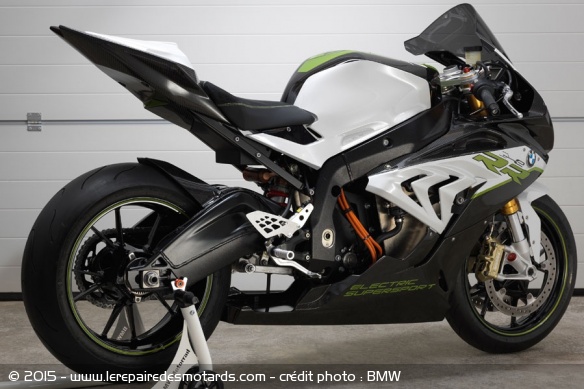Non, il n'y a pas de silencieux sur cette S1000RR