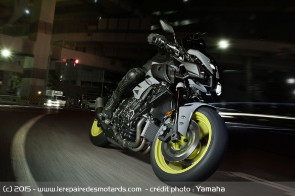 Le roadster arbore un style tranchant
