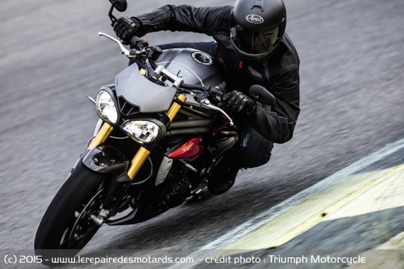La version R bénéficie de suspensions Öhlins à l'avant et à l'arrière