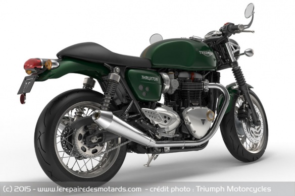Le café racer est équipé de doubles silencieux chromés Le café racer est équipé de doubles silencieux chromés