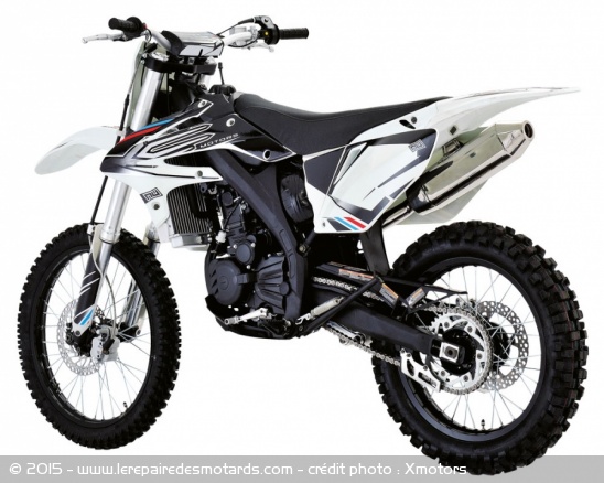 XMotors RX250R de trois quart arriere