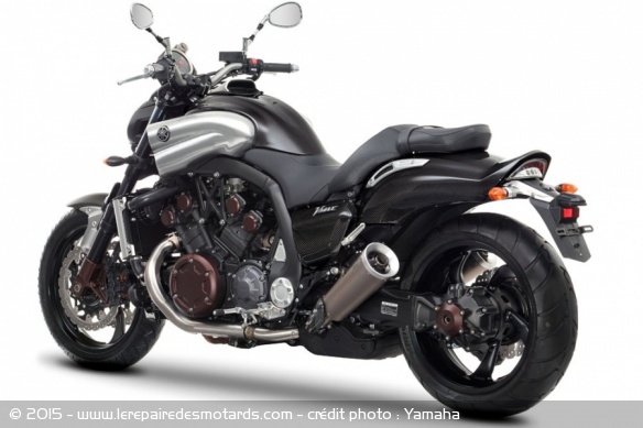Yamaha Vmax Carbon Edition de trois quart arrière