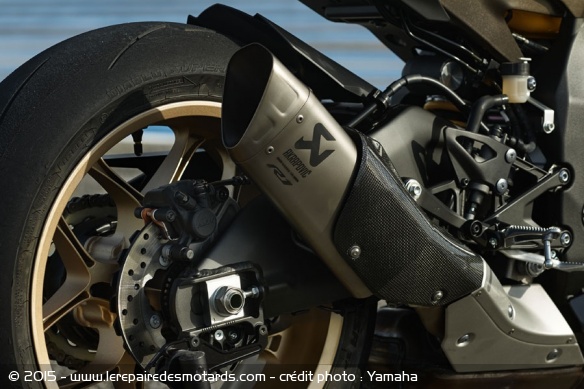 La R1 est équipée d'un silencieux Akrapovic