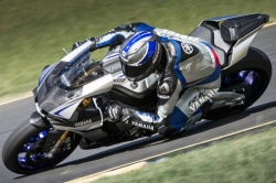Dainese assorti ses combinaisons à la R1 - crédit photo : Dainese