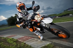 Rappel des KTM 690 Enduro et SMC - crédit photo : Schedl R.