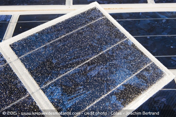 Les dalles intègrent des cellules photovoltaïques dans un substrat multicouche résistant et adhérent