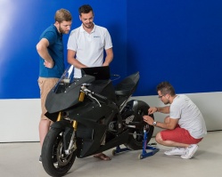 Christian Sander, Lukas Wheldon et Cumhur Öztürk participent à la conception de la T0RR