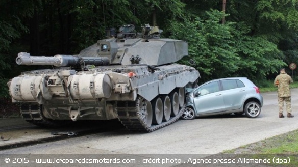 Un tank écrase une Toyota Yaris 