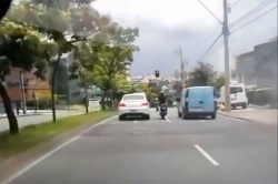 Vidéo : le coup de pied de trop