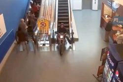 Vidéo course poursuite moto centre commercial