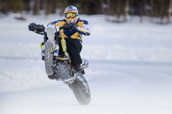 La 701 Supermoto se frotte à la glace