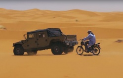 Vidéo : duel Hummer/Mobylette au Sahara