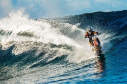 Vidéo : du surf en motocross - crédit photo : DC Shoes