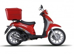 Le type de scooter de livraison sans la couleur rouge