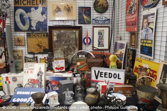 Bourse objets au salon Moto Légendes
