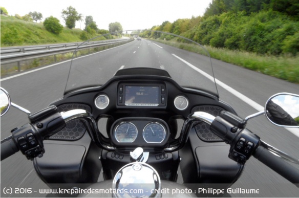 La radio et le cruise control, de quoi passer le temps sur l'autoroute