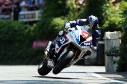 TT : Hutchinson enchaine en Superstock - crédit photo : IOMTT