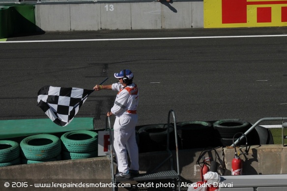 Drapeau à damier sur une super première