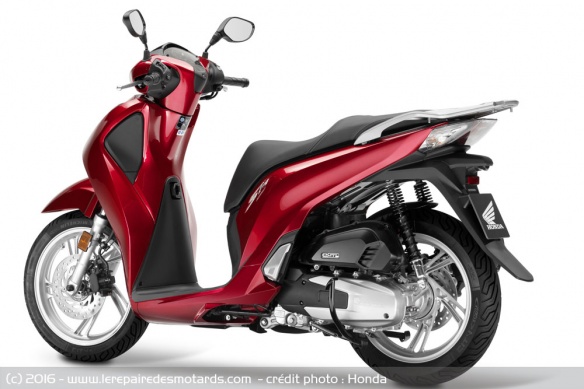 L'allure générale du scooter reste fidèle à la série L'allure générale du scooter reste fidèle à la série