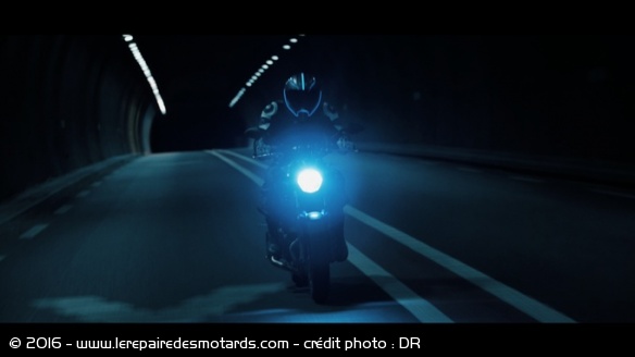 un motard plus visible de nuit grâce à Spektre