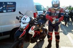 Frédéric Gilbert est engagé au guidon d'une Ducati Hypermotard - crédit photo : Serge Martin